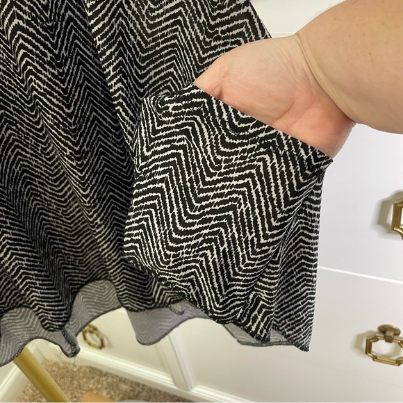 Black white chevron tank shark hem 3X - Picture 3 of 11